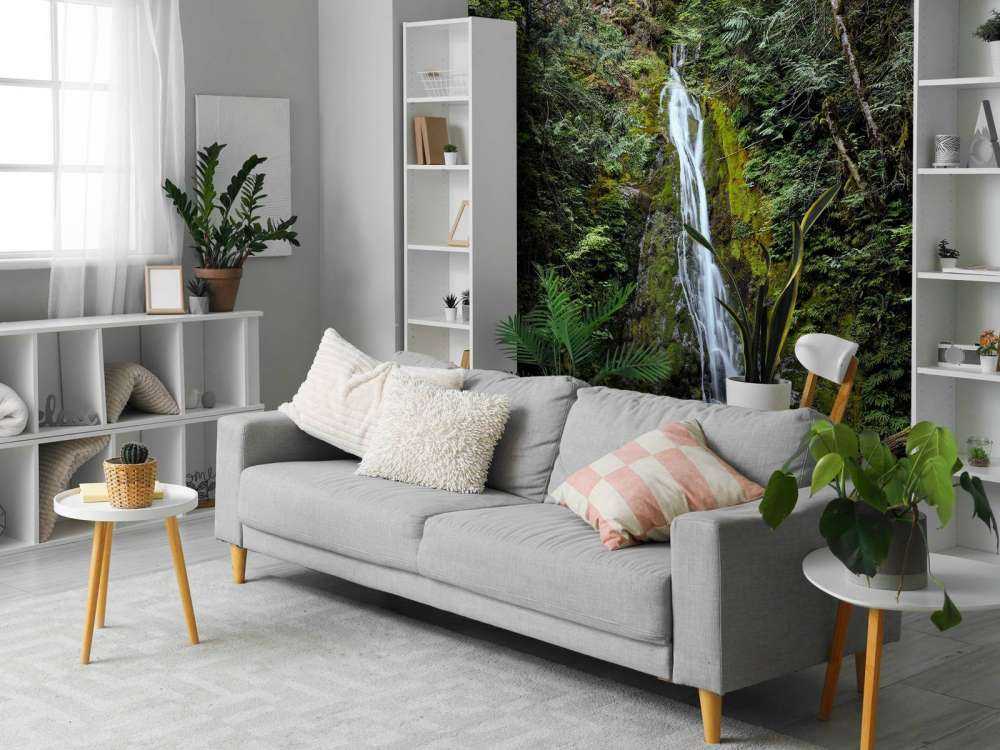 Cascata in un ambiente colorato 