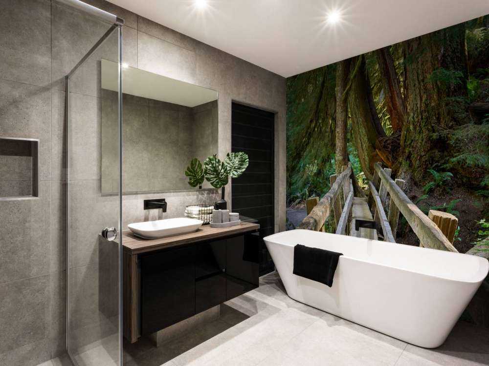 Ponte di legno attraverso la foresta 