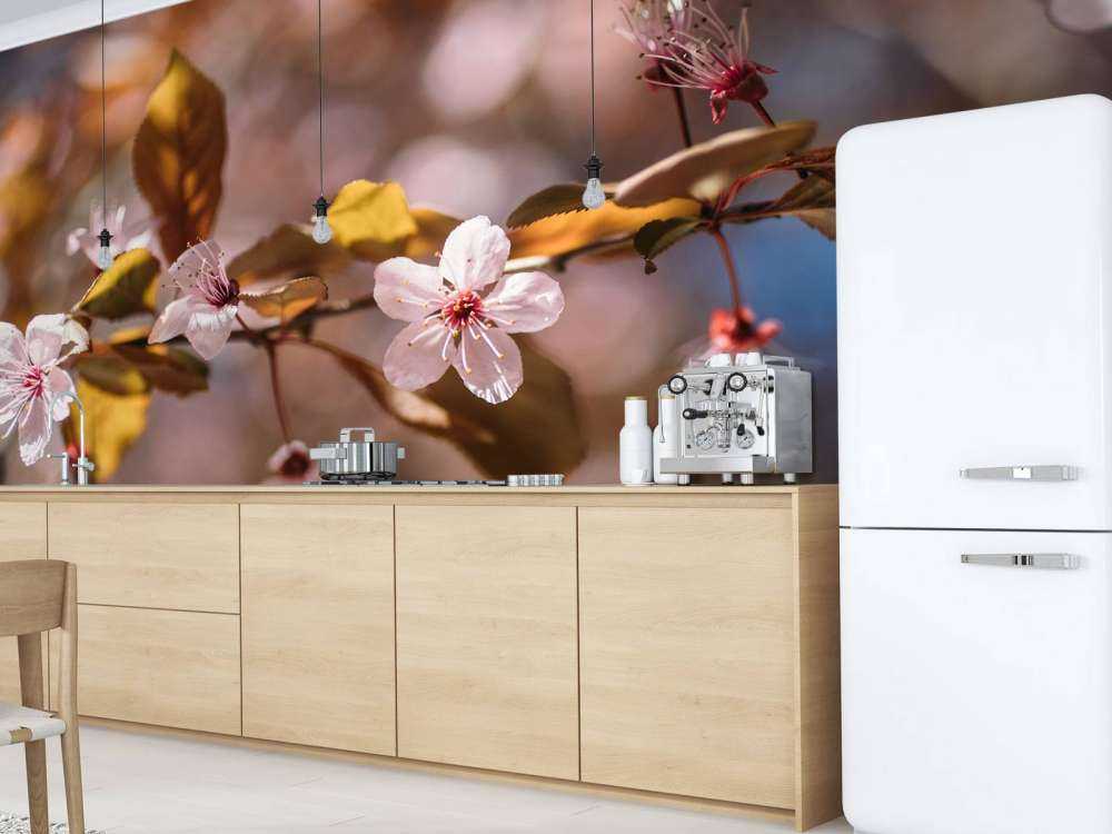 Fiori rosa e foglie marroni