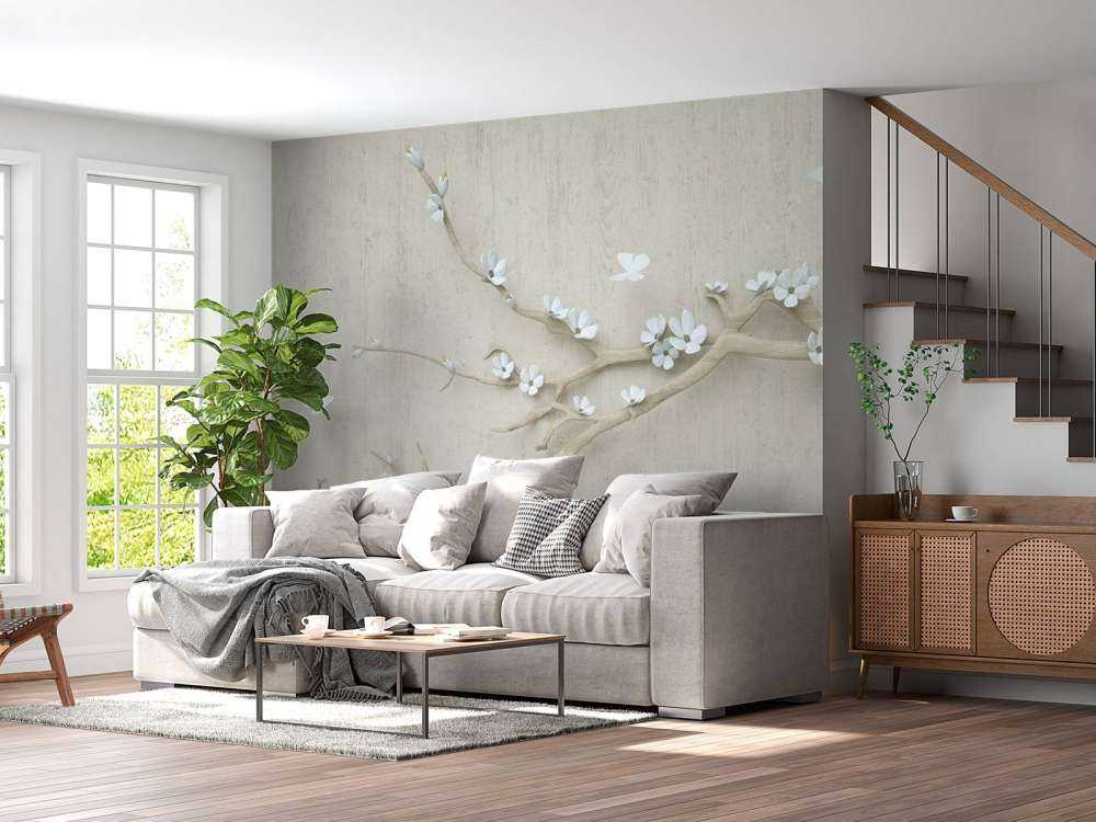 Rama con flores blancas sobre fondo de madera