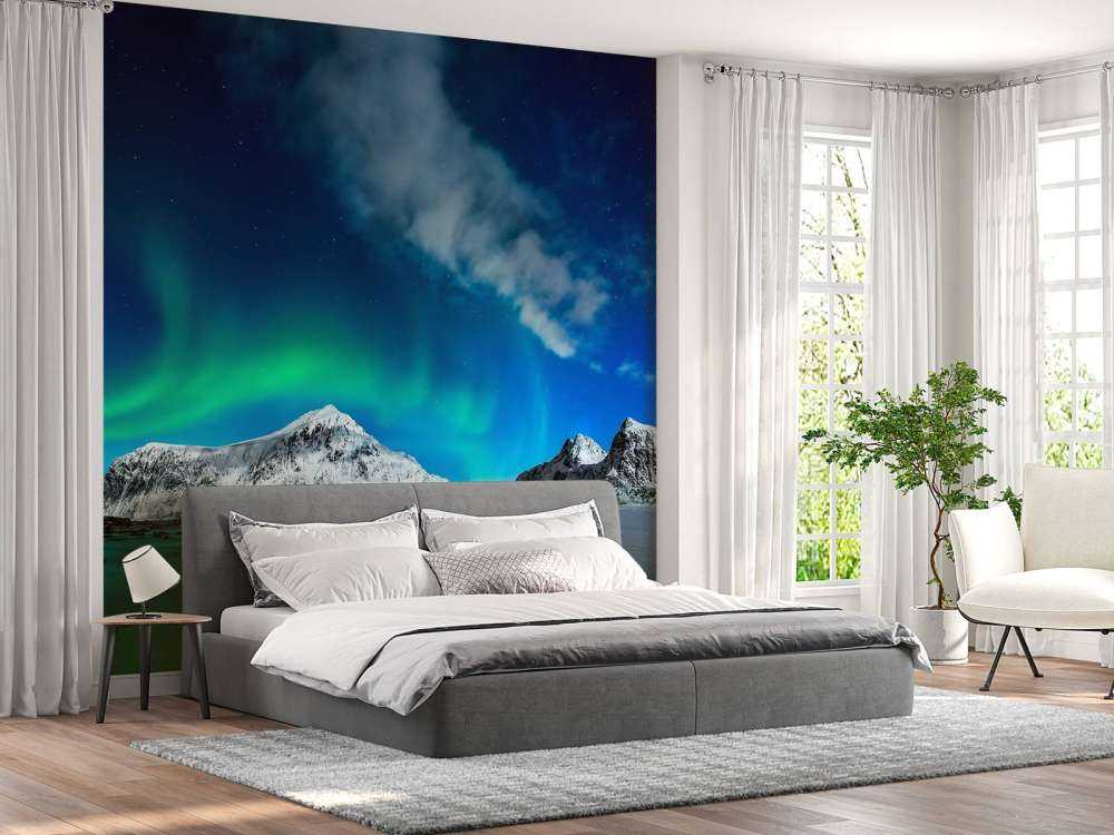 L'aurora boreale sopra le montagne