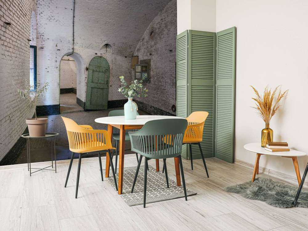 Porta verde in un vecchio edificio