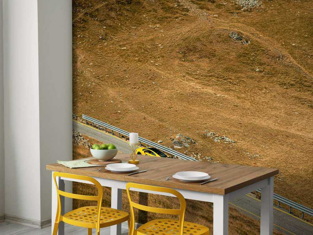 Audi R8 su una solitaria strada di montagna