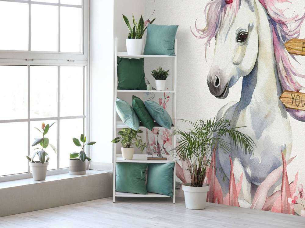 Baby unicorno con piante rosa