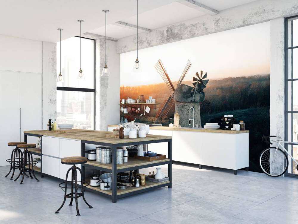 Mulino a vento in splendida luce al tramonto