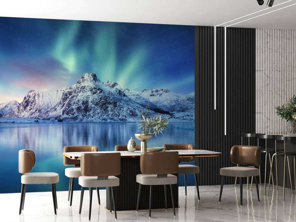 Aurora boreale su un oceano e montagne ghiacciate