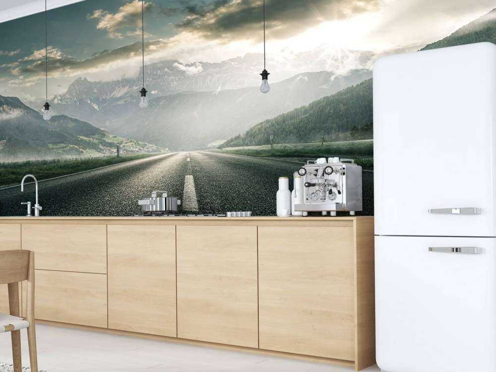 Strada nel paesaggio montano