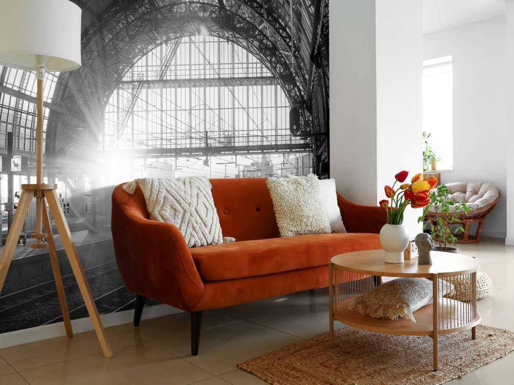 L'alba su una stazione in bianco e nero