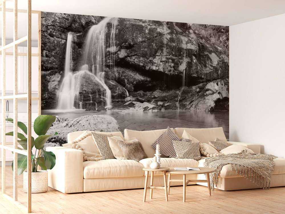 Cascata su un muro di pietra 