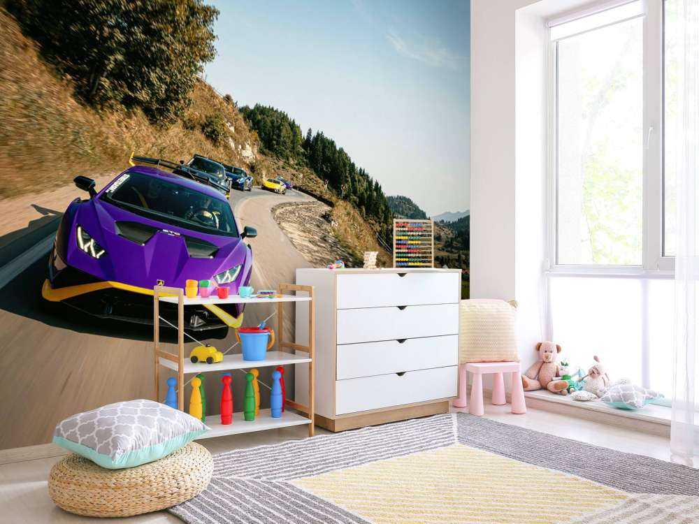 Convoglio di supercar attraverso le montagne