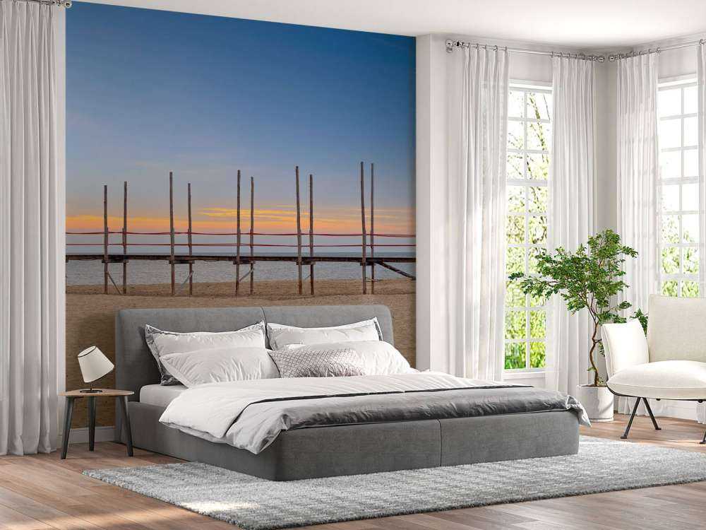 Lungo pontile con pali in legno