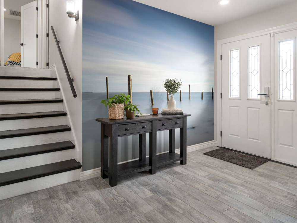 Vecchi pali di legno nel mare