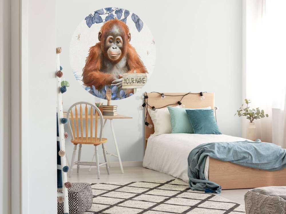 Giovane orango nella giungla blu