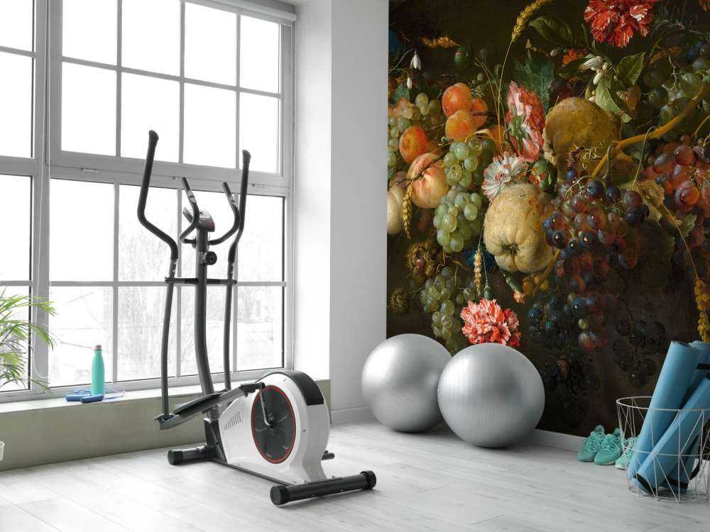 Ghirlanda di frutta con qualche fiore