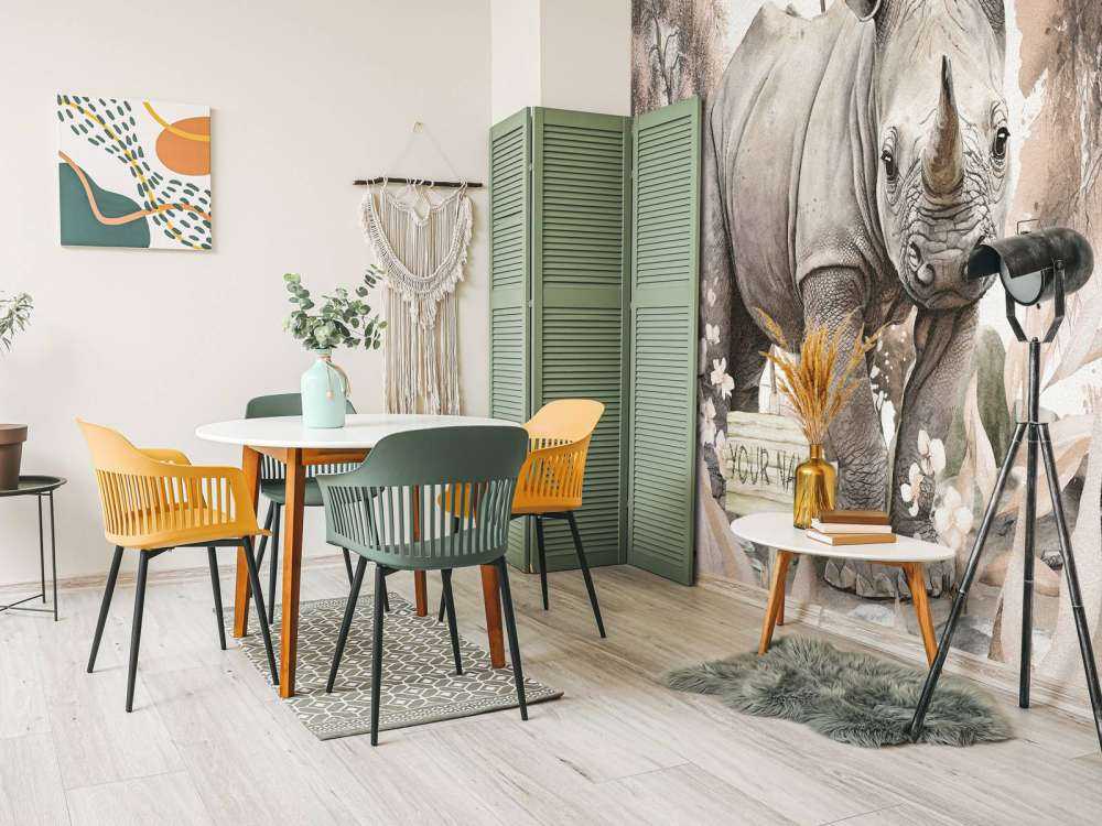 Cucciolo di rinoceronte nella savana grigio scuro