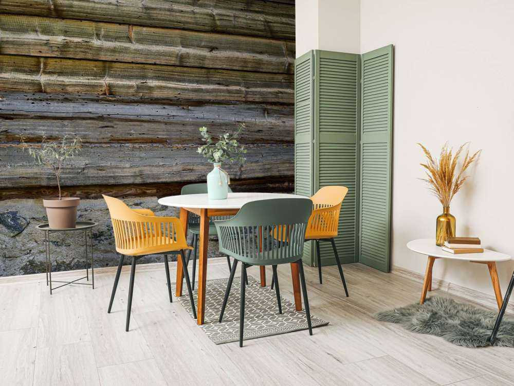 Legno invecchiato su muro di pietra