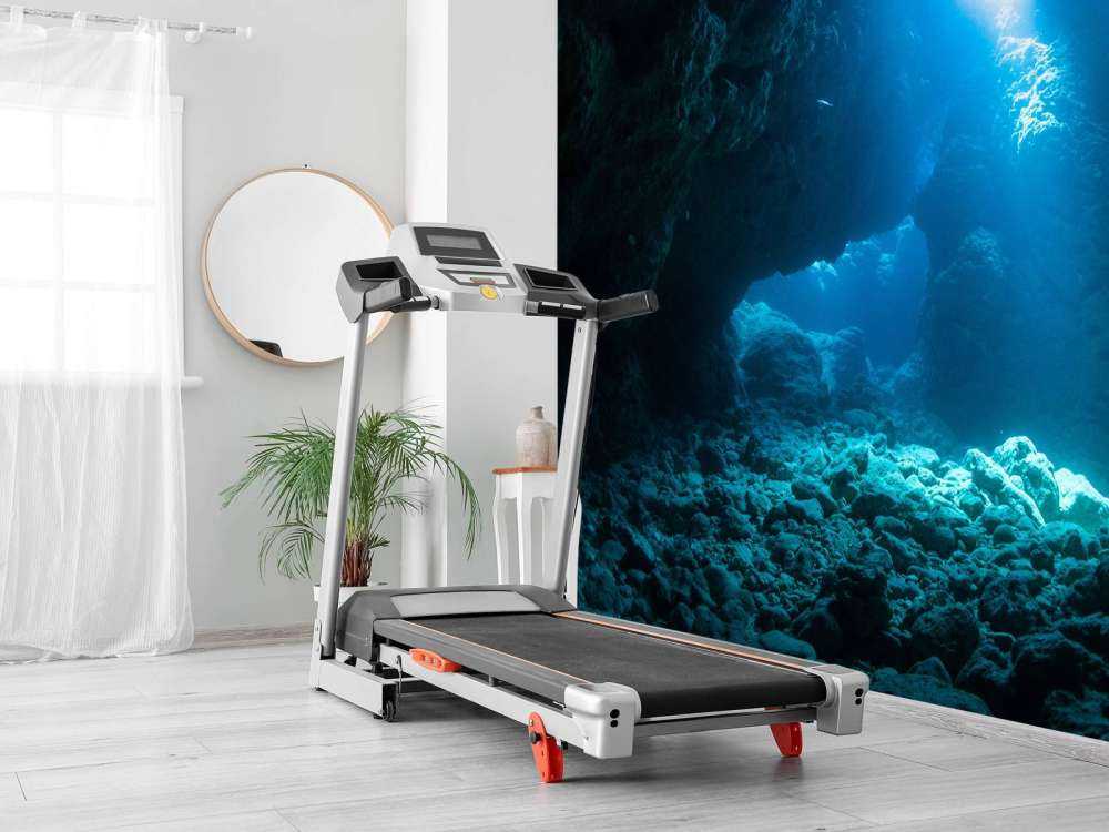 Grotta scura nell'oceano