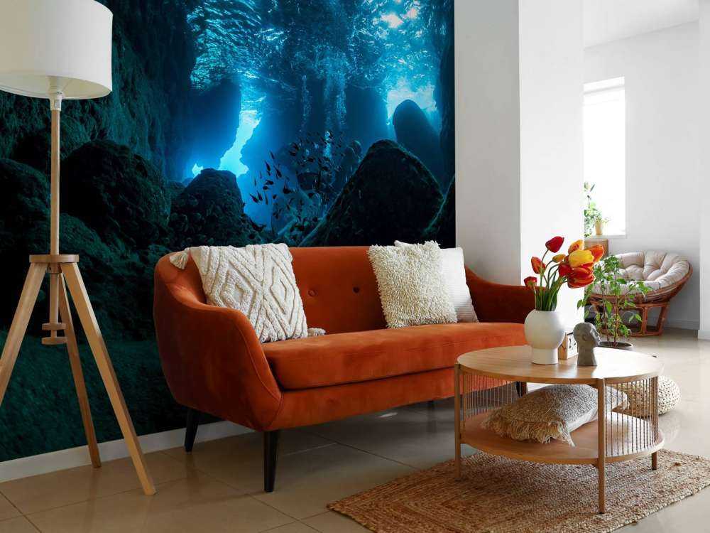 Raggi di sole in grotta subacquea