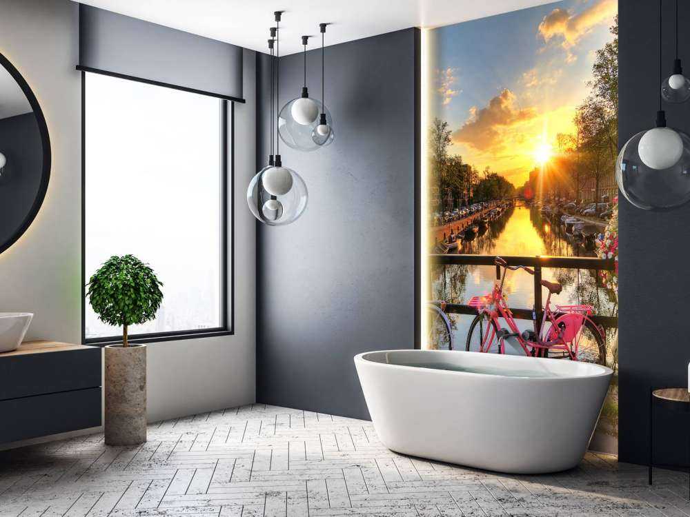 In bicicletta su un ponte con i fiori