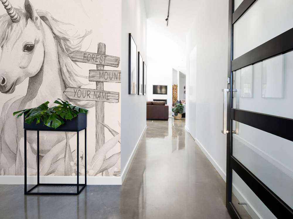 Bambino unicorno con piante beige