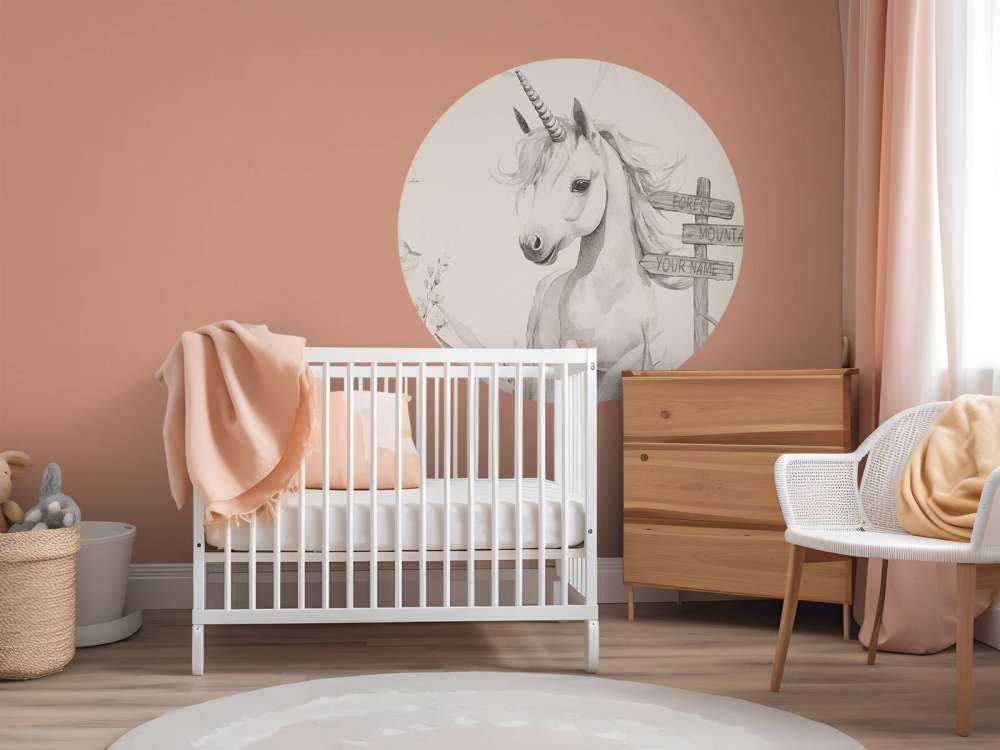 Bambino unicorno con piante beige