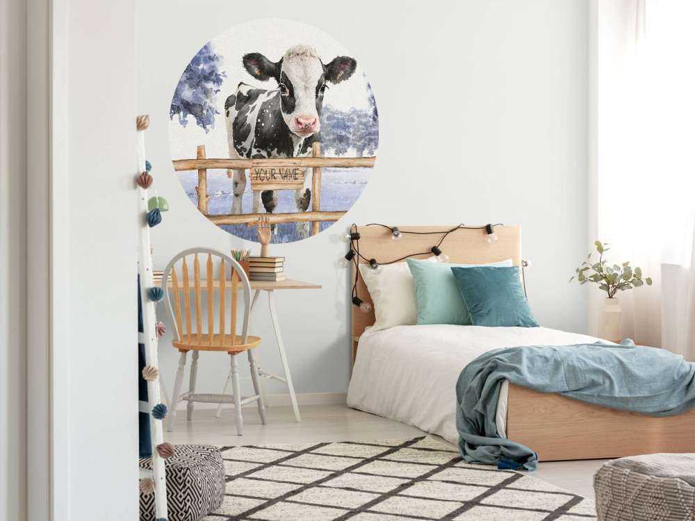 Giovane mucca in un prato blu