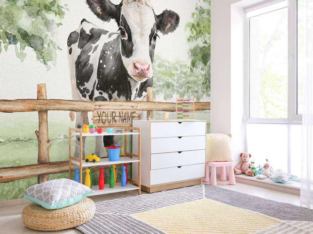 Giovane mucca in un prato