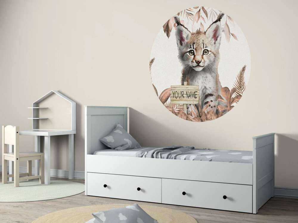 Piccola lince nella giungla grigio scuro