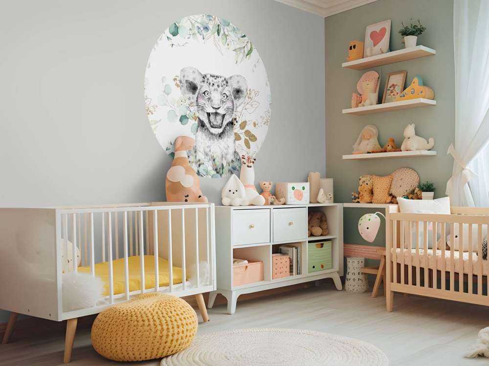 Baby leone con foglie di menta