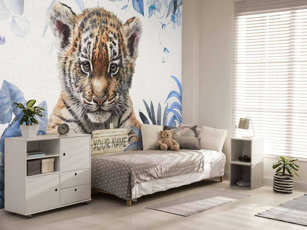 Tigre carina con piante blu