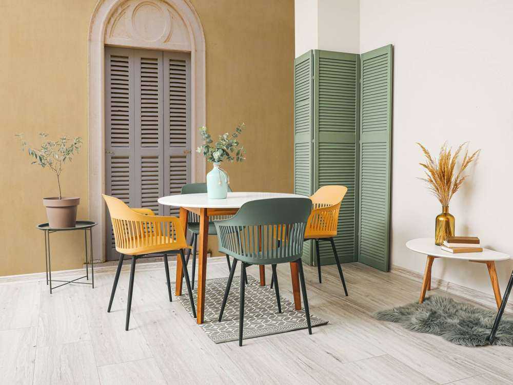 Finestra con persiane in legno su parete gialla