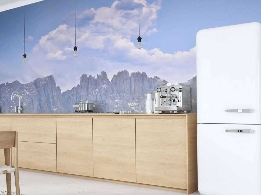 Montagne con alberi e nuvole