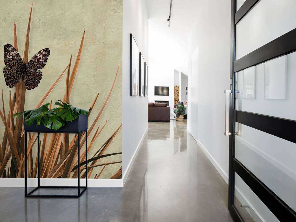 Farfalla vicino a vecchio muro