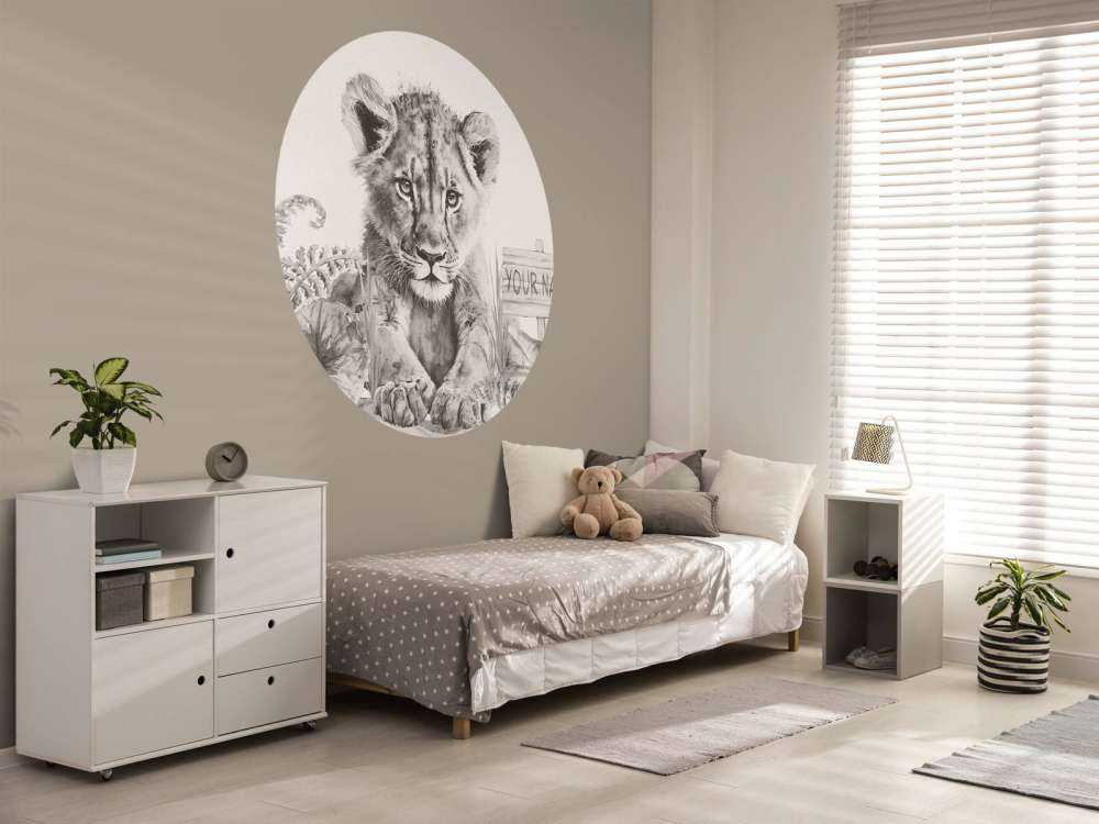 Baby leone nella giungla beige