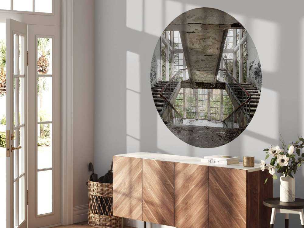 Scala di una scuola abbandonata