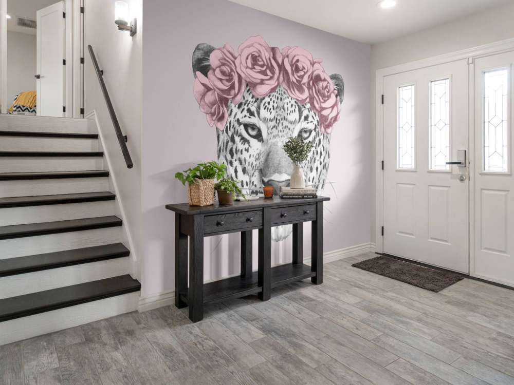Leopardo con fiori rosa