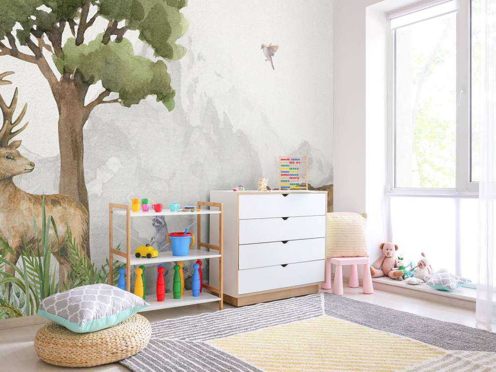 Animali della foresta vicino a una montagna