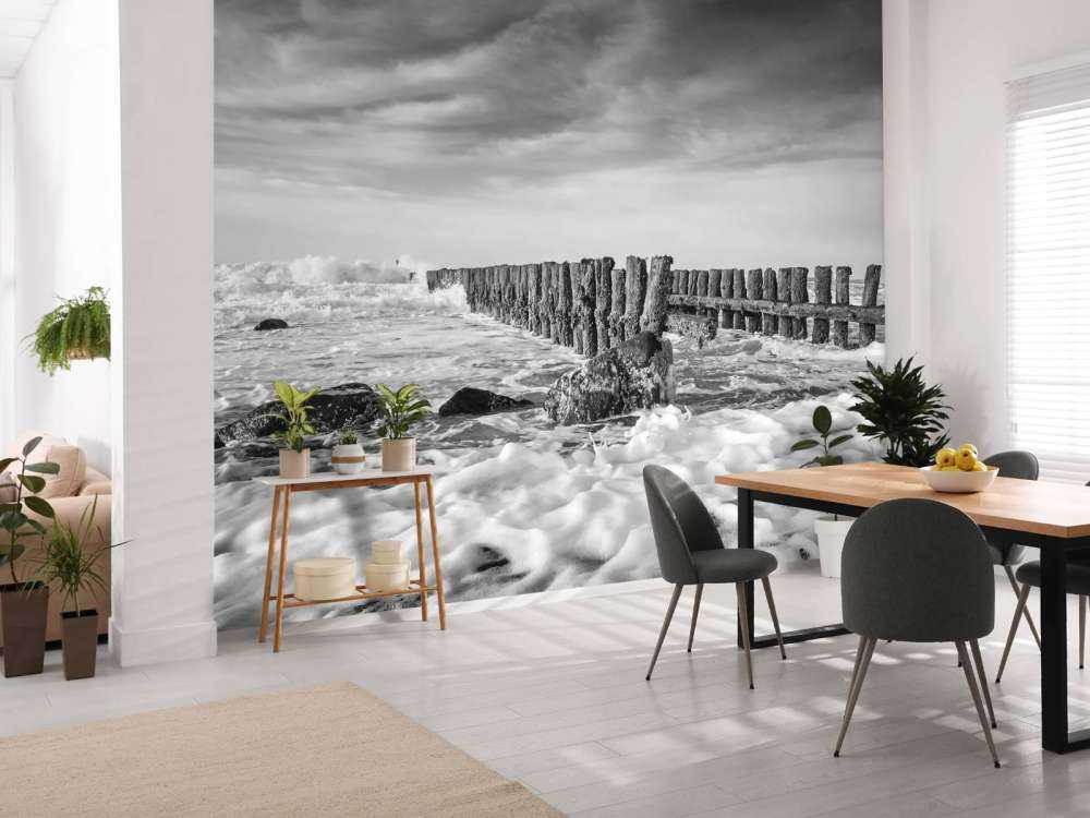 Mare spumeggiante in bianco e nero