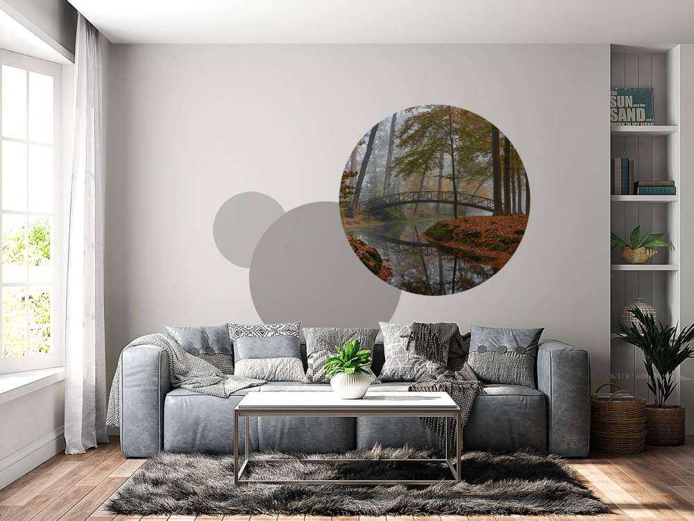 Ponte nella foresta autunnale