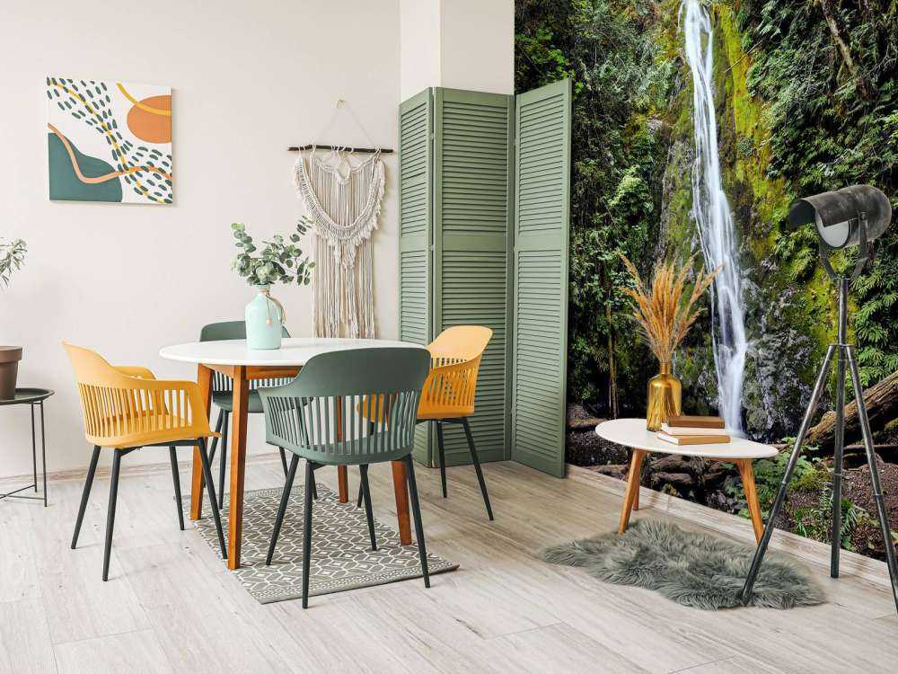 Cascata in un ambiente colorato 