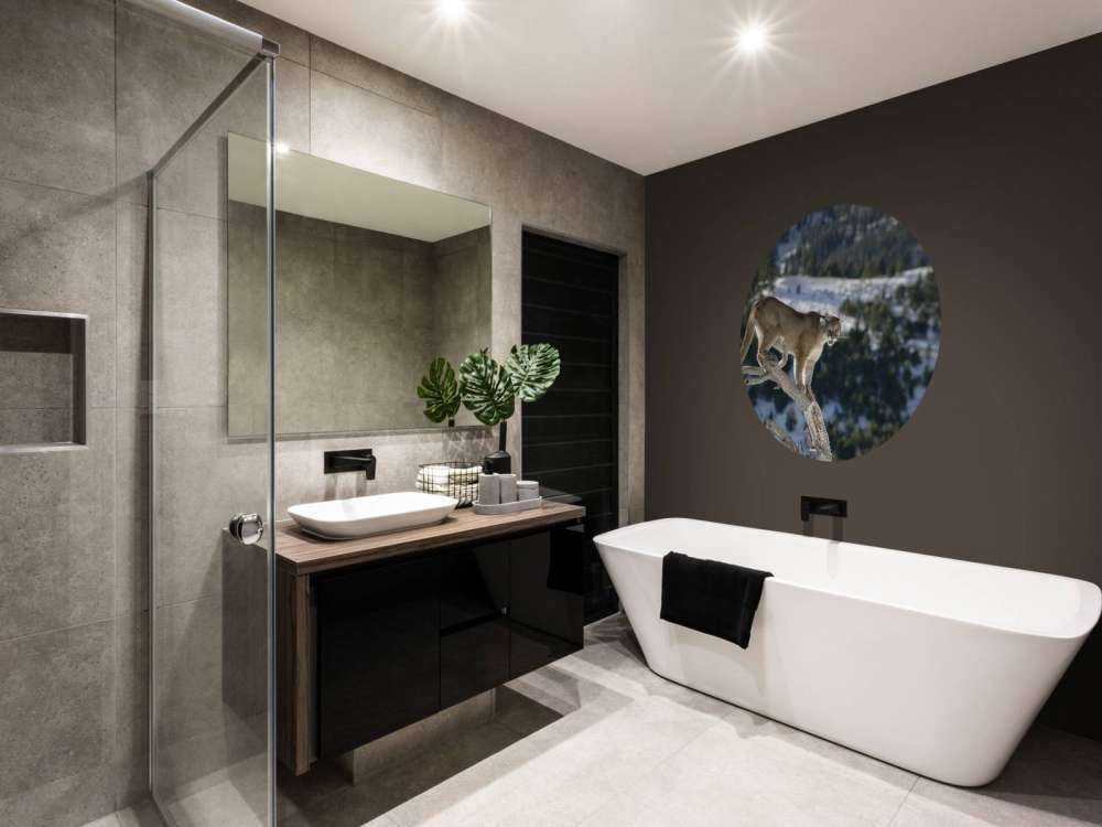 Leone di montagna su un albero morto