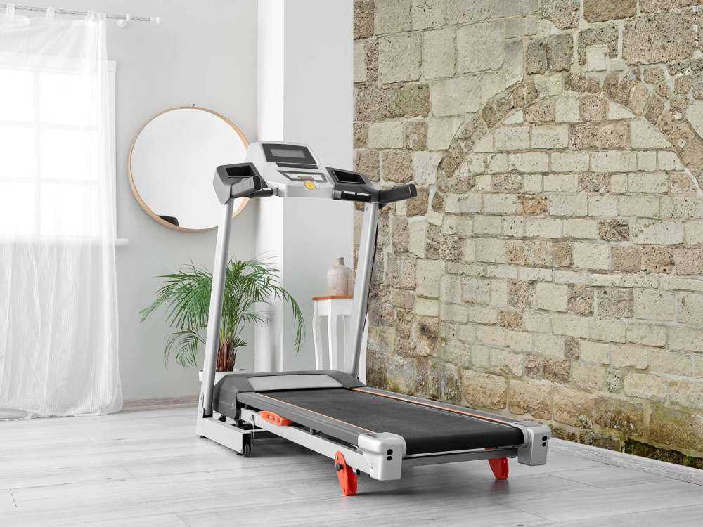 Vecchio muro di pietra con arco