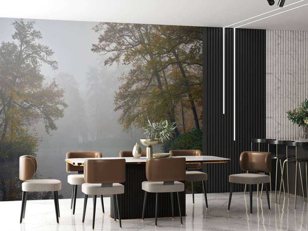 Stagno della foresta nella nebbia