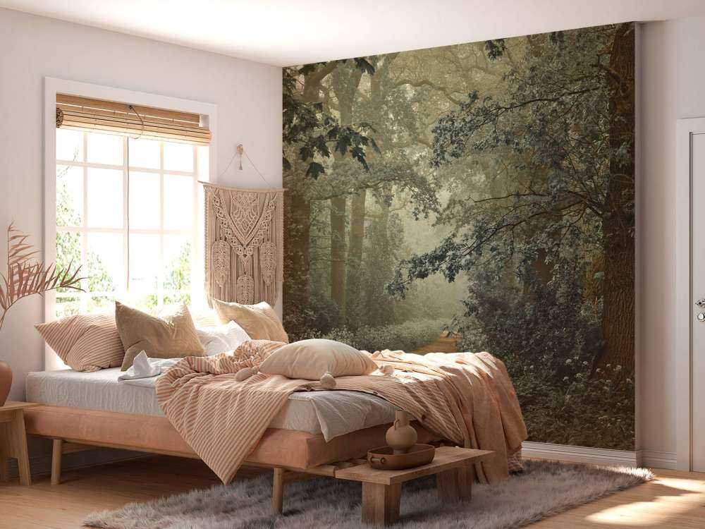 Sentiero nella foresta con nebbia