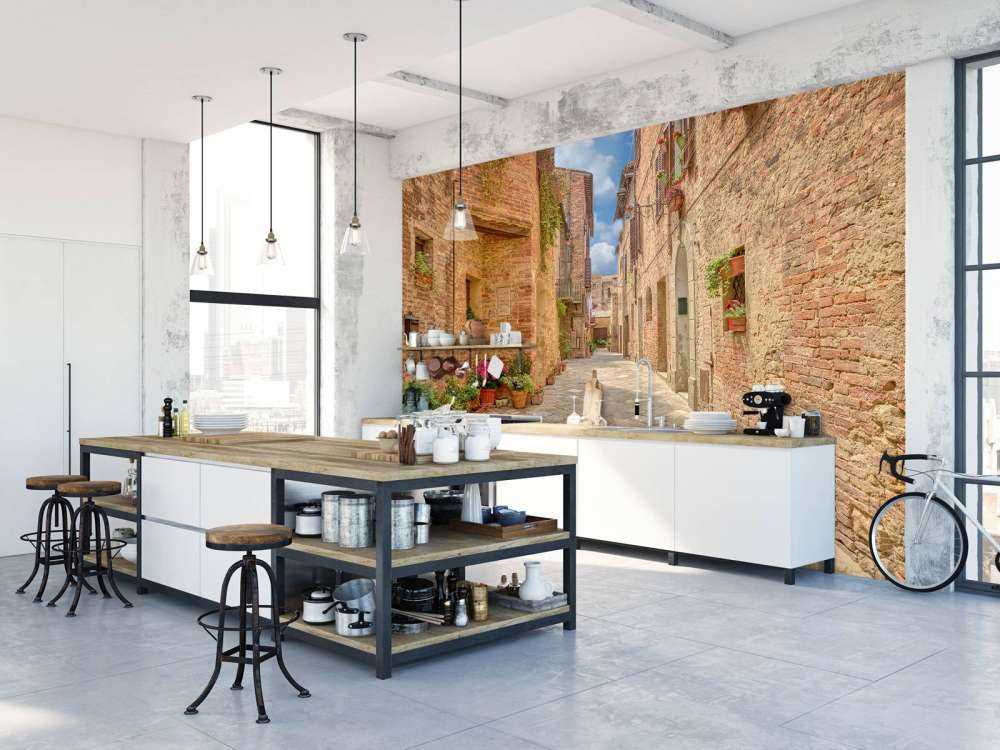 Strada italiana con piante e fiori