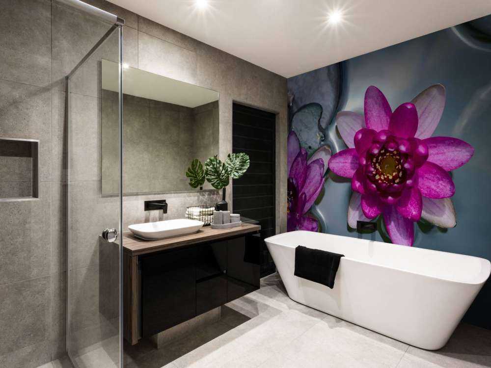 Fiore di loto rosa nell'acqua