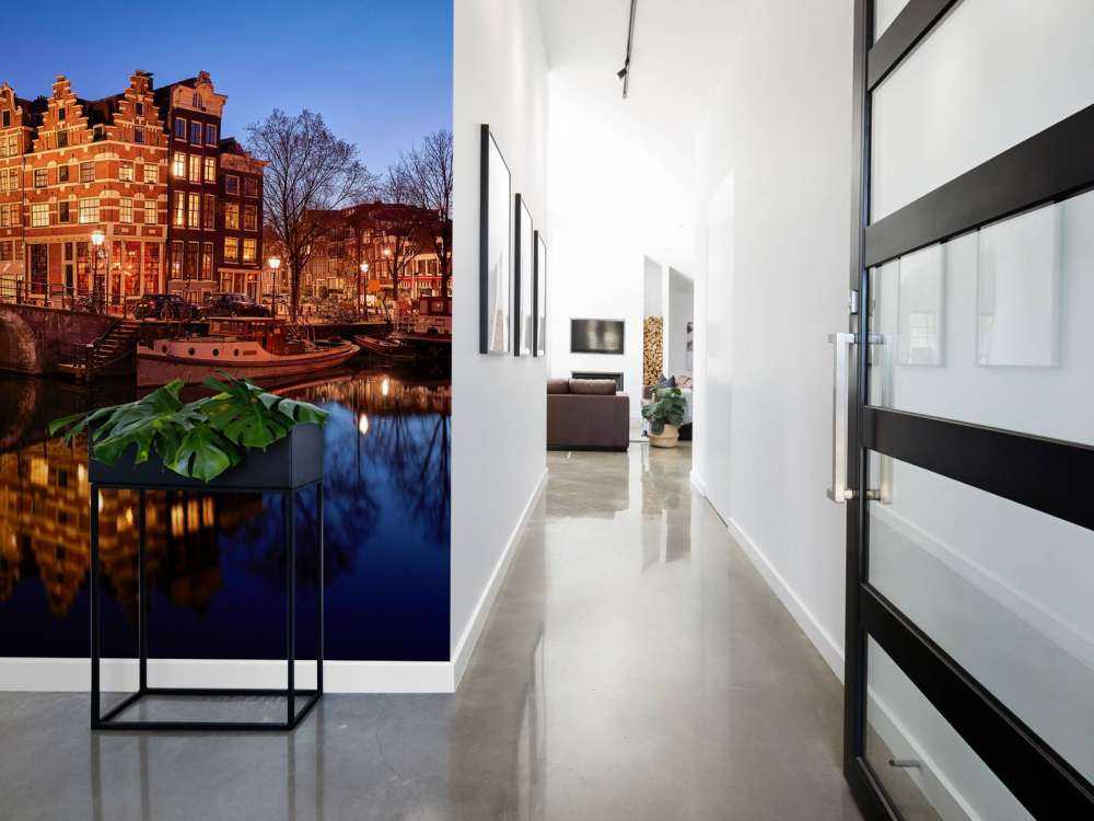 Case illuminate lungo il canale