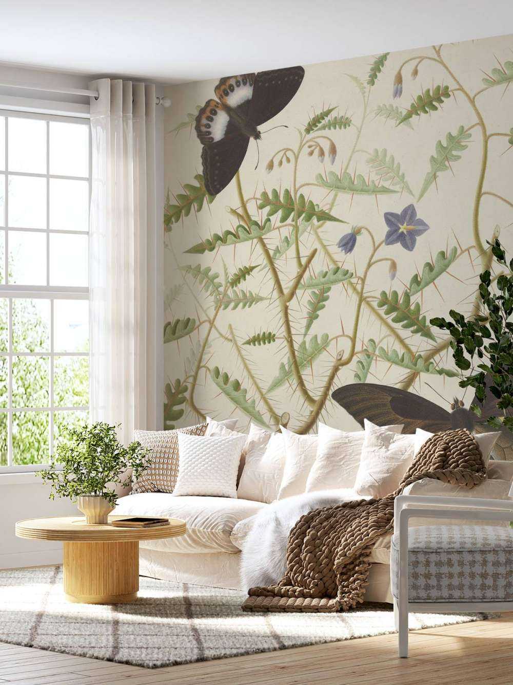 Un arbusto in fiore con due farfalle esotiche