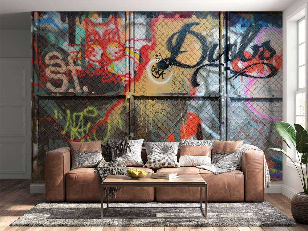 Graffiti su porte in acciaio