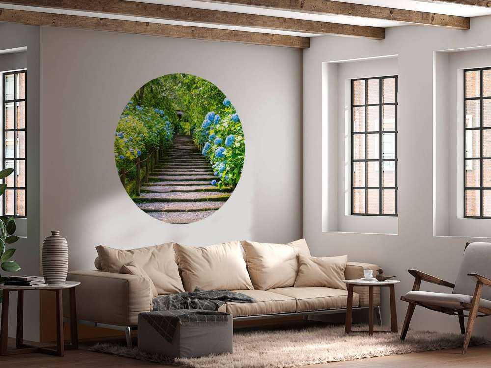 Scala tra le ortensie